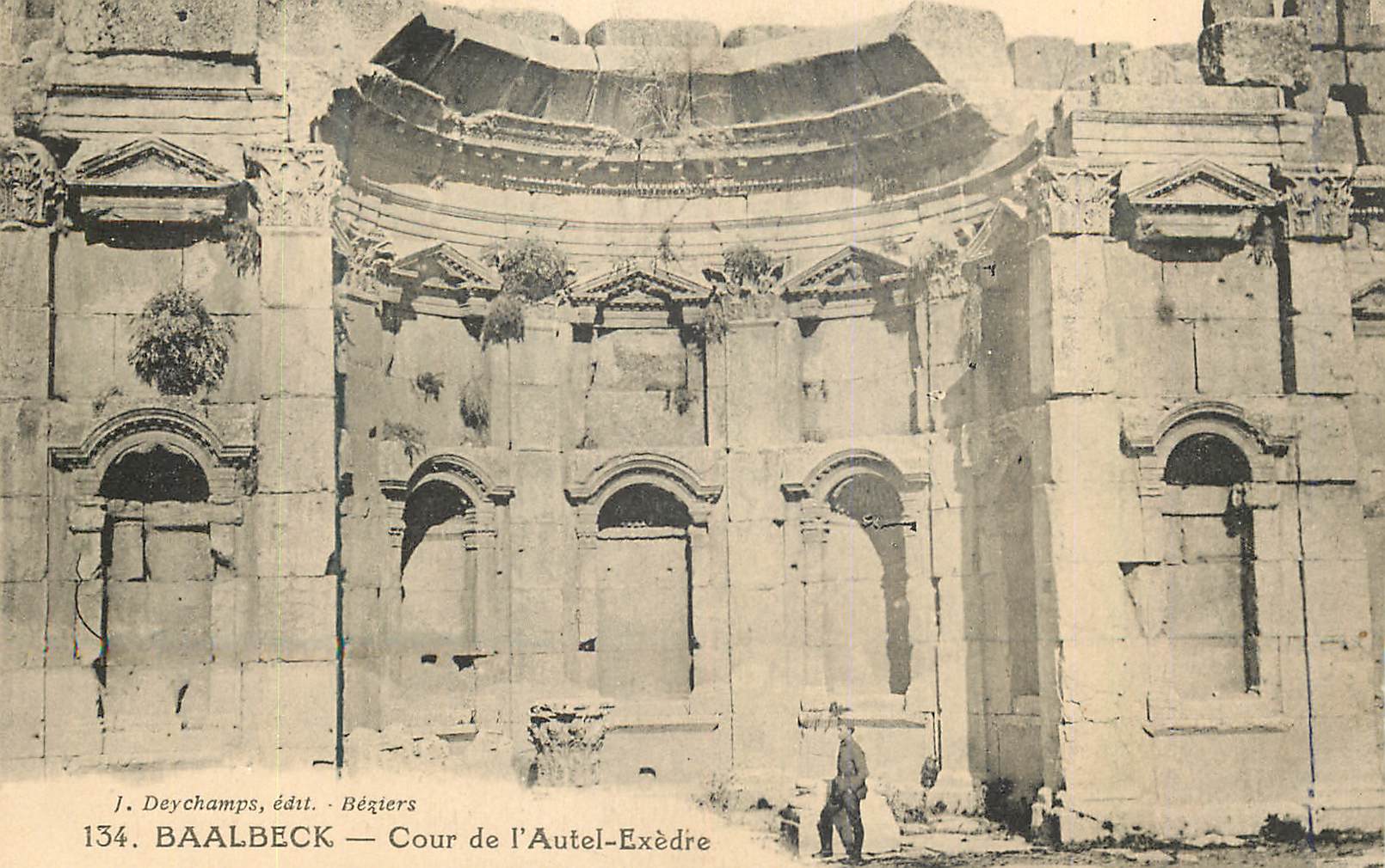CPA Baalbeck cour de l'autel-exedre