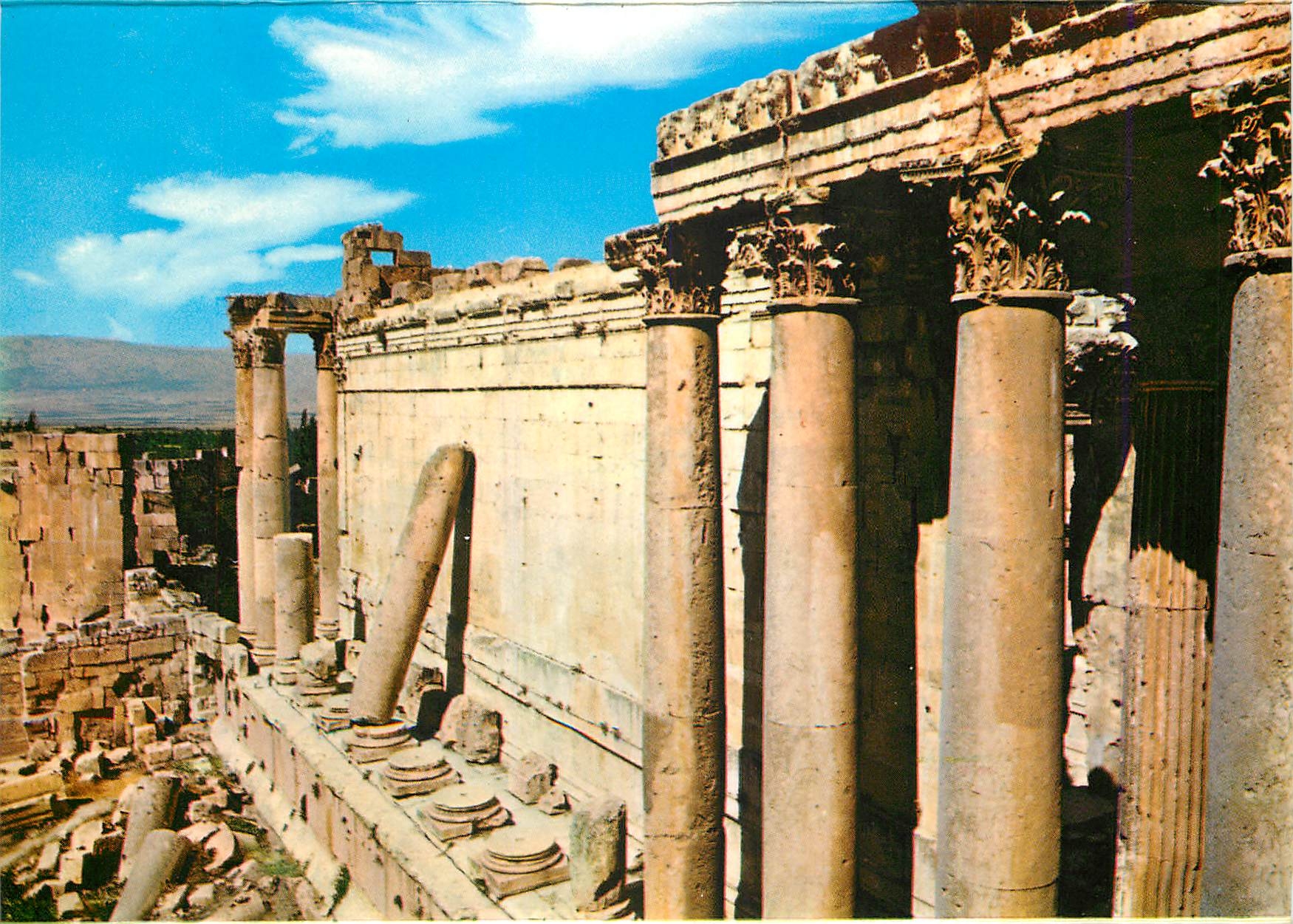 CPM Lebanon Baalbeck le colonnes penchee du temple de baachus
