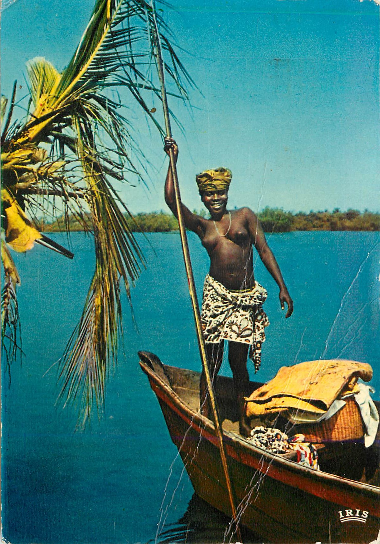 Femme au bateau — Afrique — éditeur IRIS, n°5015