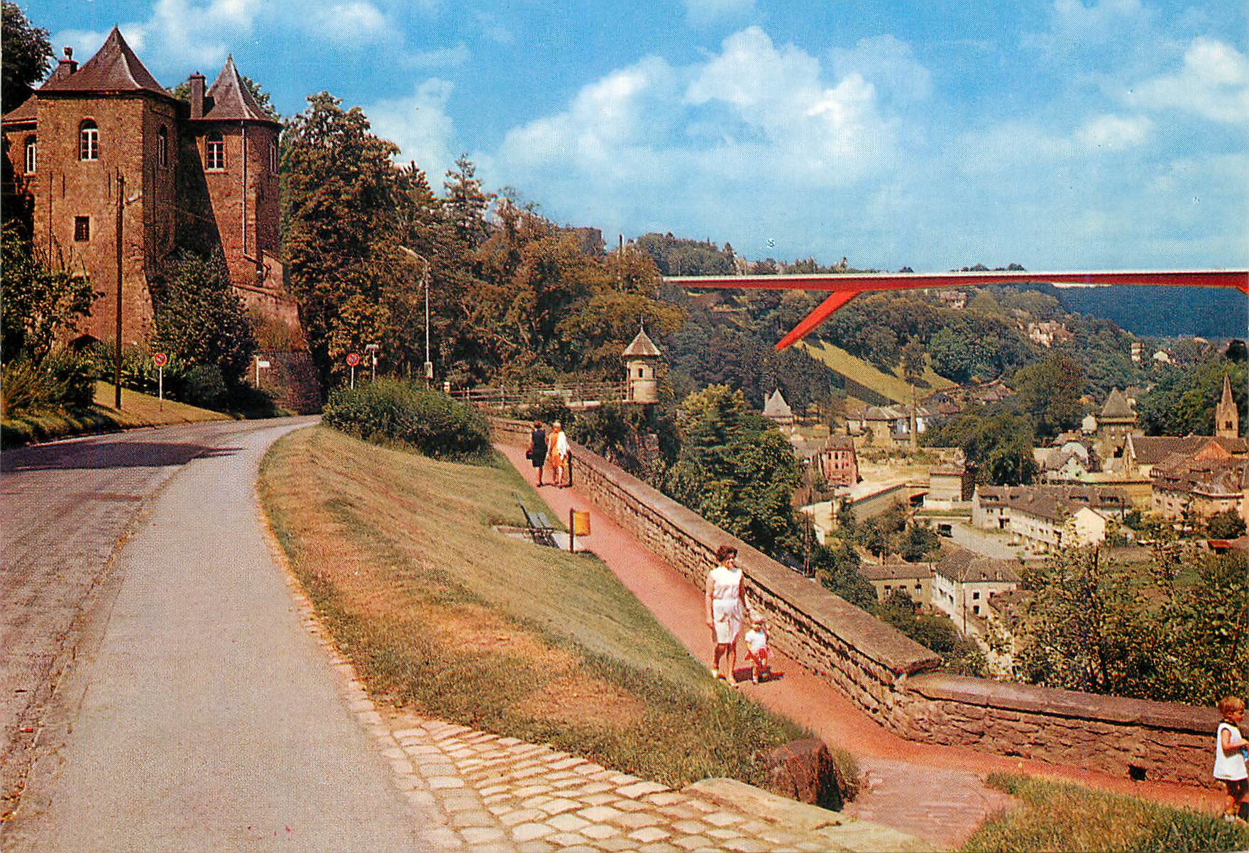 CPM Luxembourg Les Trois Tours (1050)