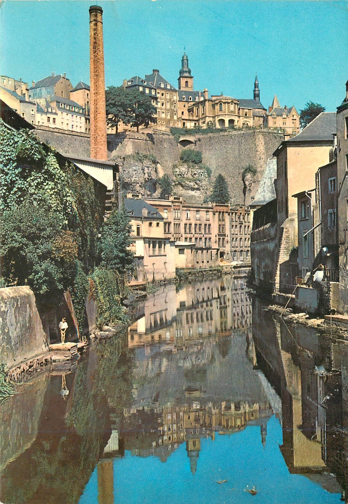 CPM Luxembourg L'Alzette pittoresque au Grund avec Ville Haute