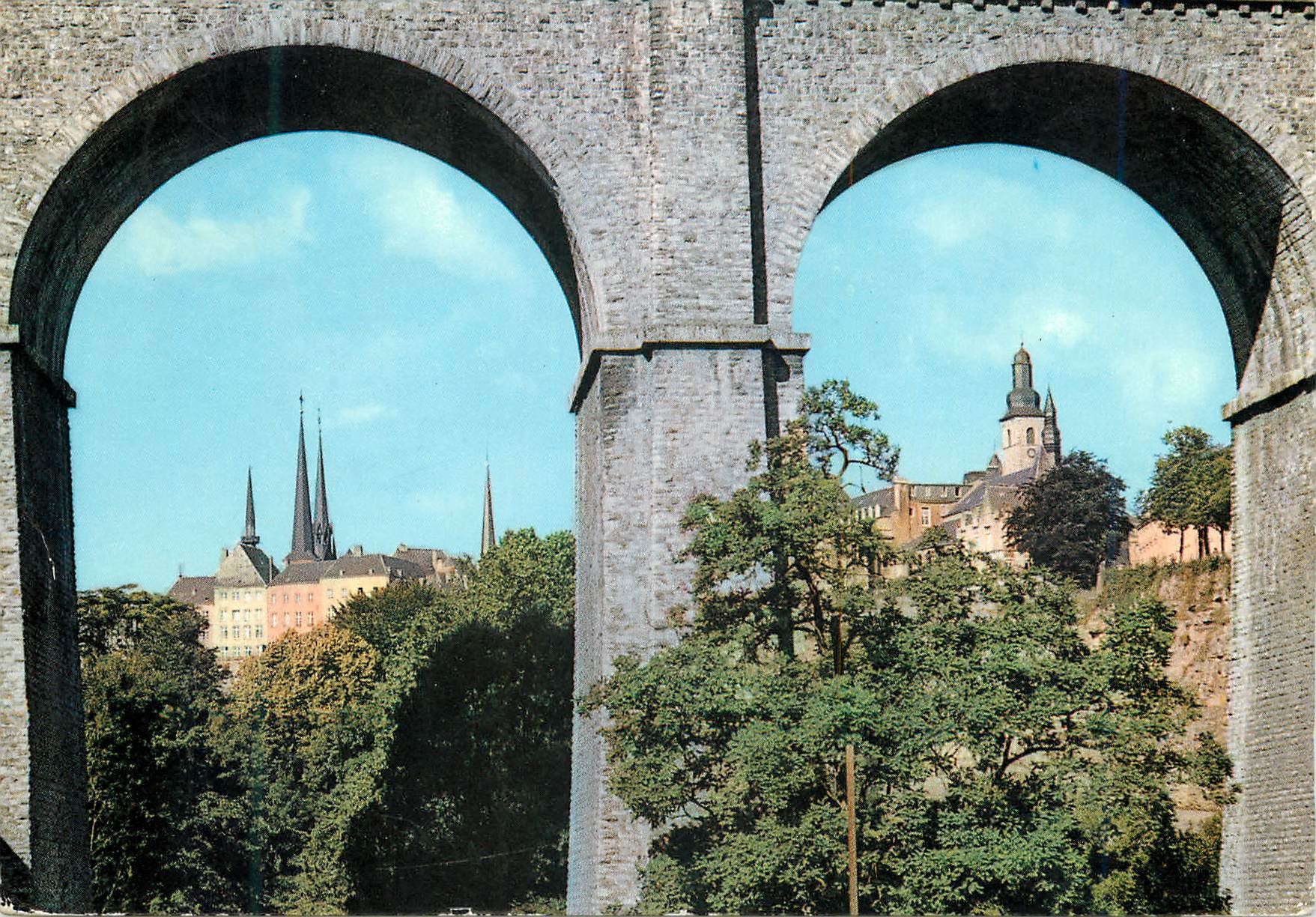 CPM Luxembourg Vue pittoresque de la Cathedrale et de l'Eglise St Michel