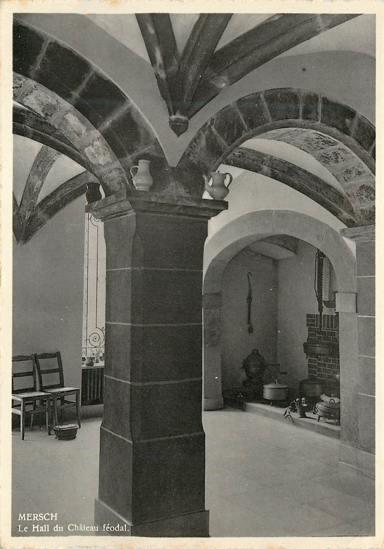 CPA Mersch Le hall du Chateau feodal