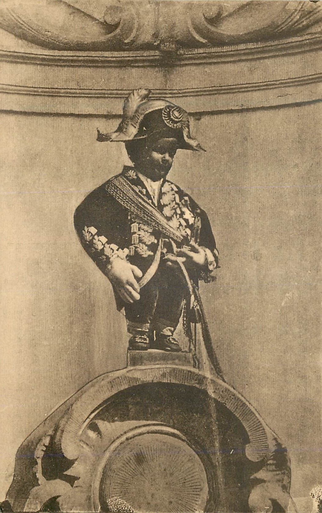 CPA Bruxelles Mannekenpis en tenue de Bourgmestre