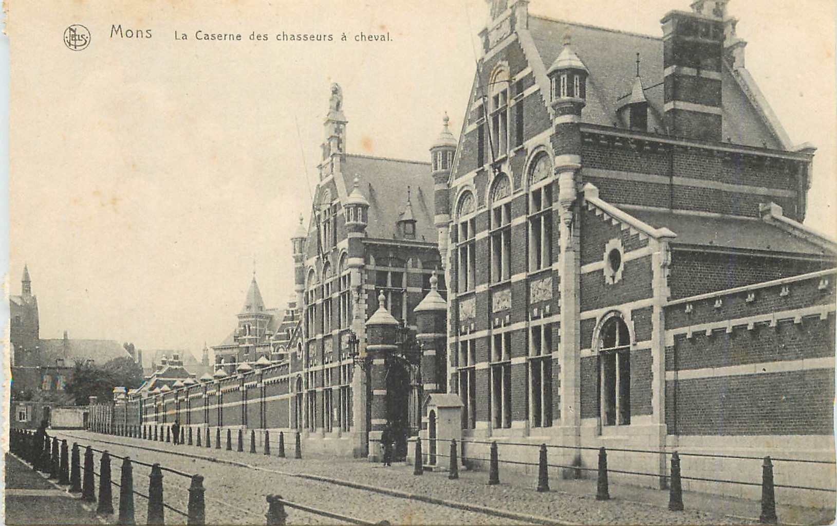 CPA Mons La Caserne des chasseurs a cheval