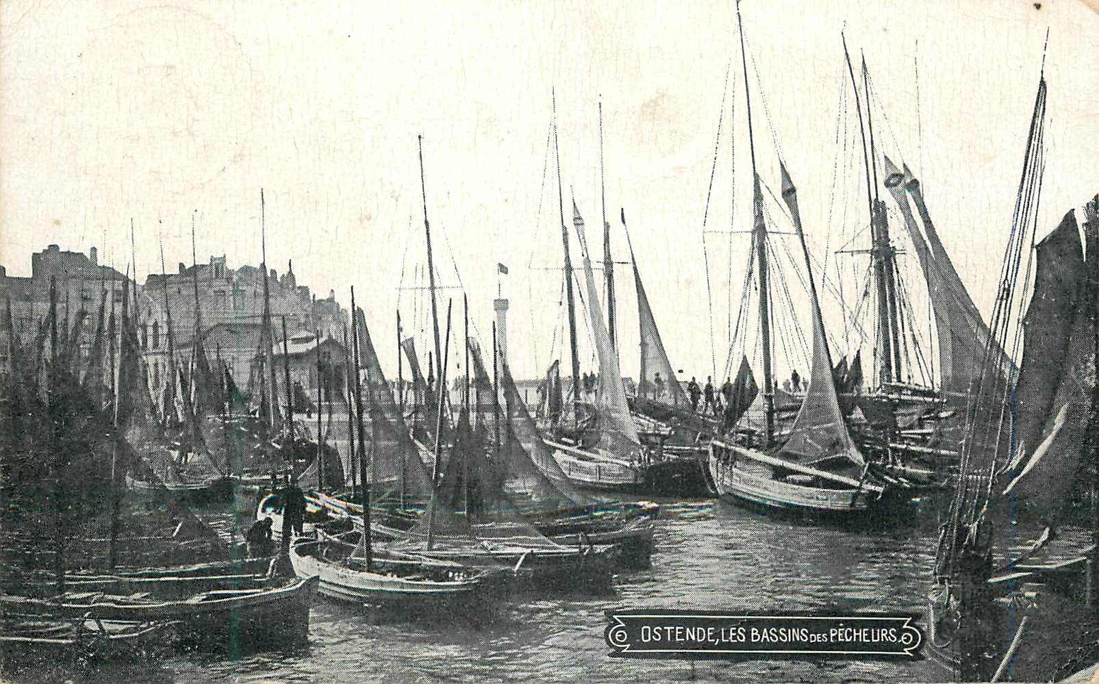 CPA Namur Ostende les bassins des pecheurs Bateaux