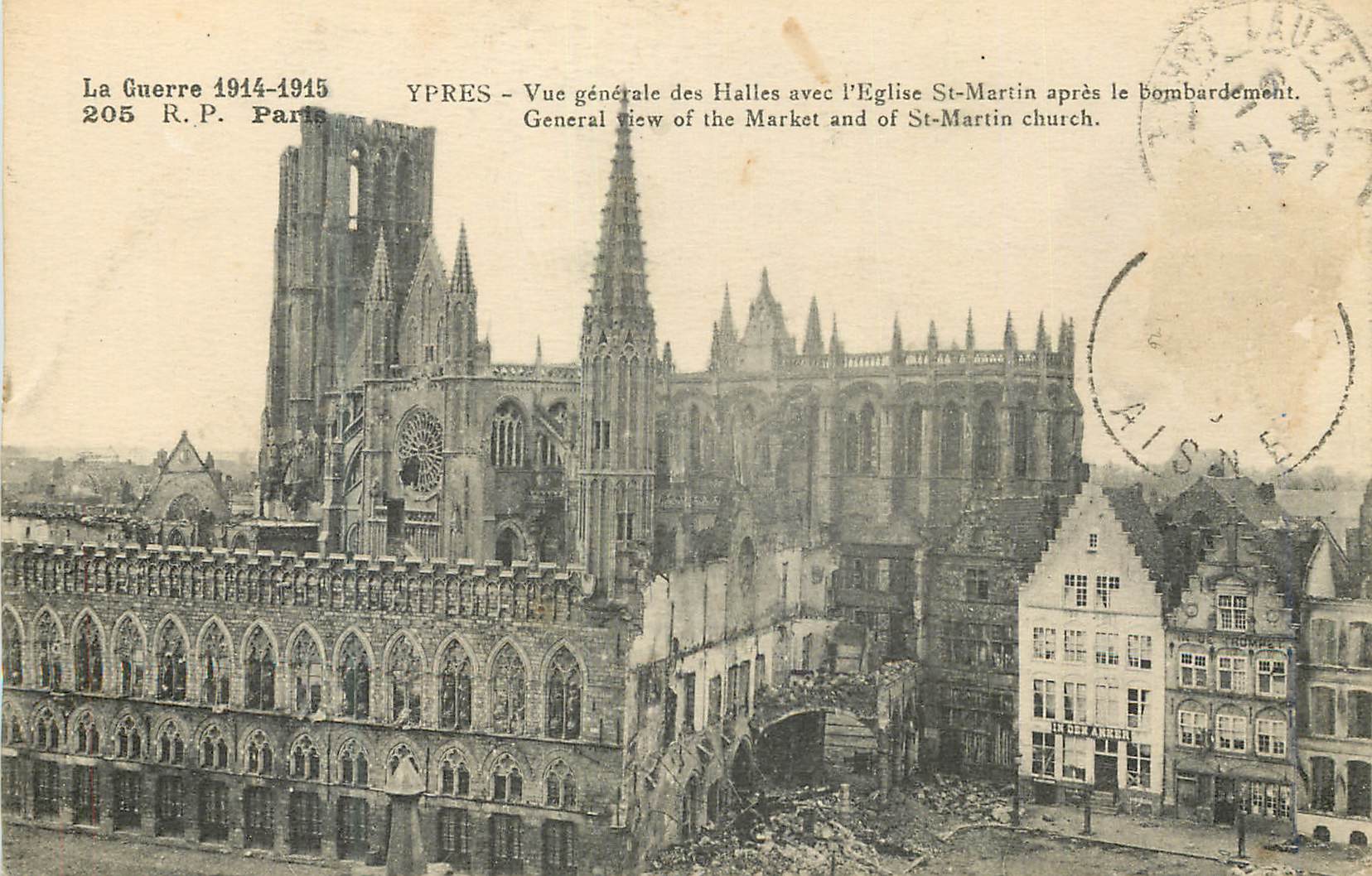 CPA Ypres Vue generale des Halles avec l'Eglise St-Martin apres le bombardement La Guerre 1914-1915 Militaria