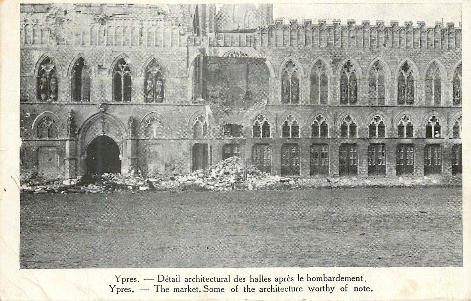 CPA Ypres Detail architectural des halles apres le bombardement Militaria