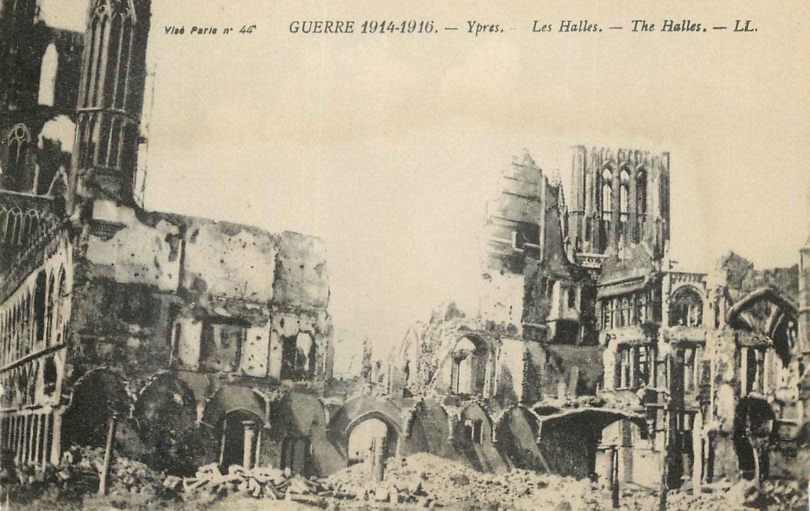 CPA Ypres Les Halles Guerre 1914-1916 Militaria