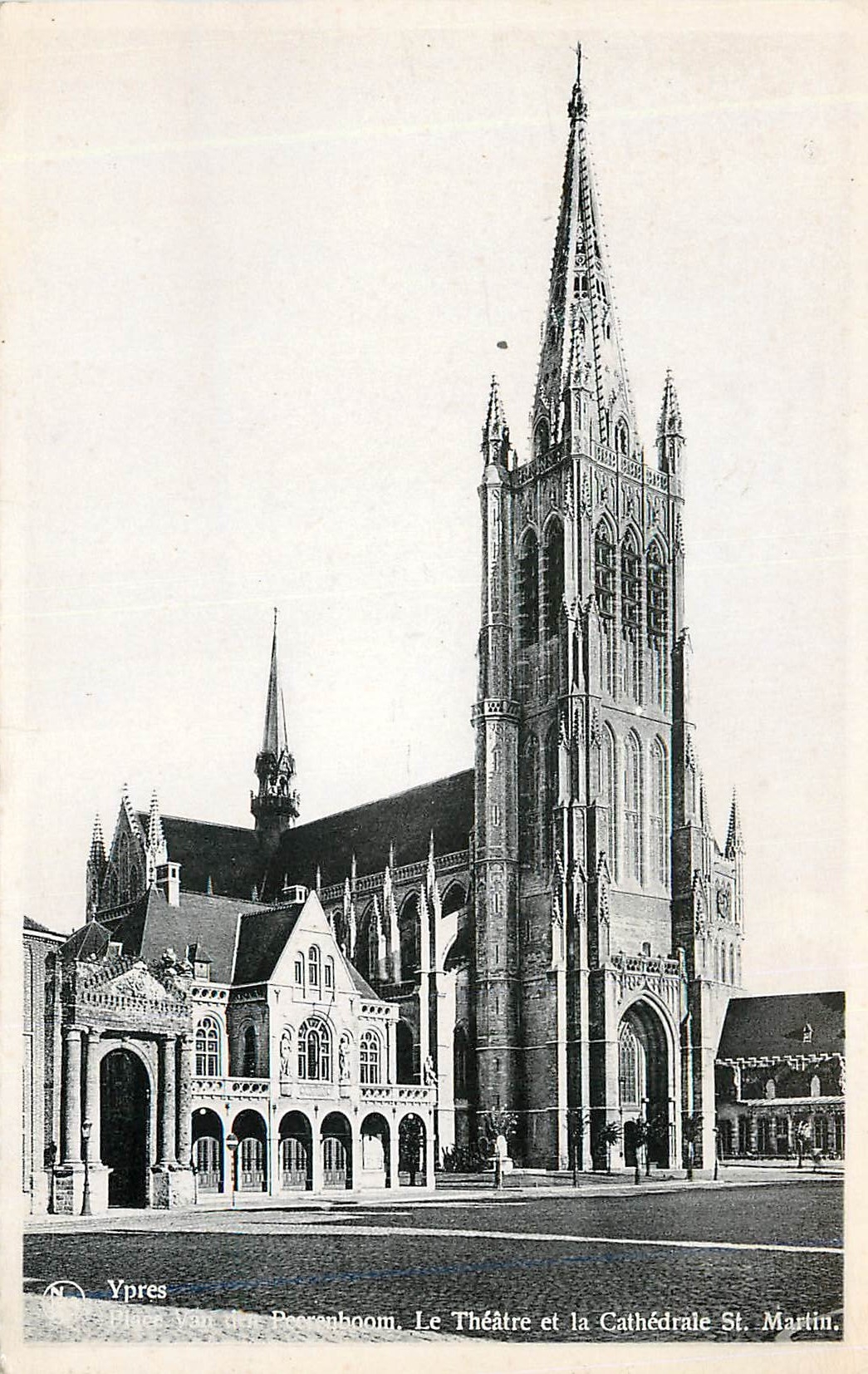 Ypres - Place Van den Peerenboom, Le Théâtre et la Cathédrale St. Martin