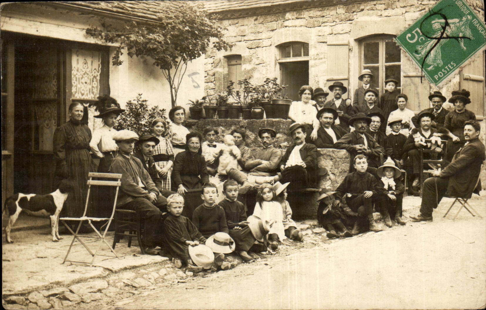 Groupe familial ou de village — devant maison en pierre — éditeur R. Duvau, Colombes