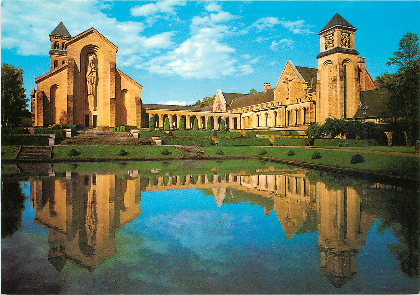 CPM Abbaye Notre dame la basilique et le cloitre se refletant dans la piece d'eau de la cour des retraitants