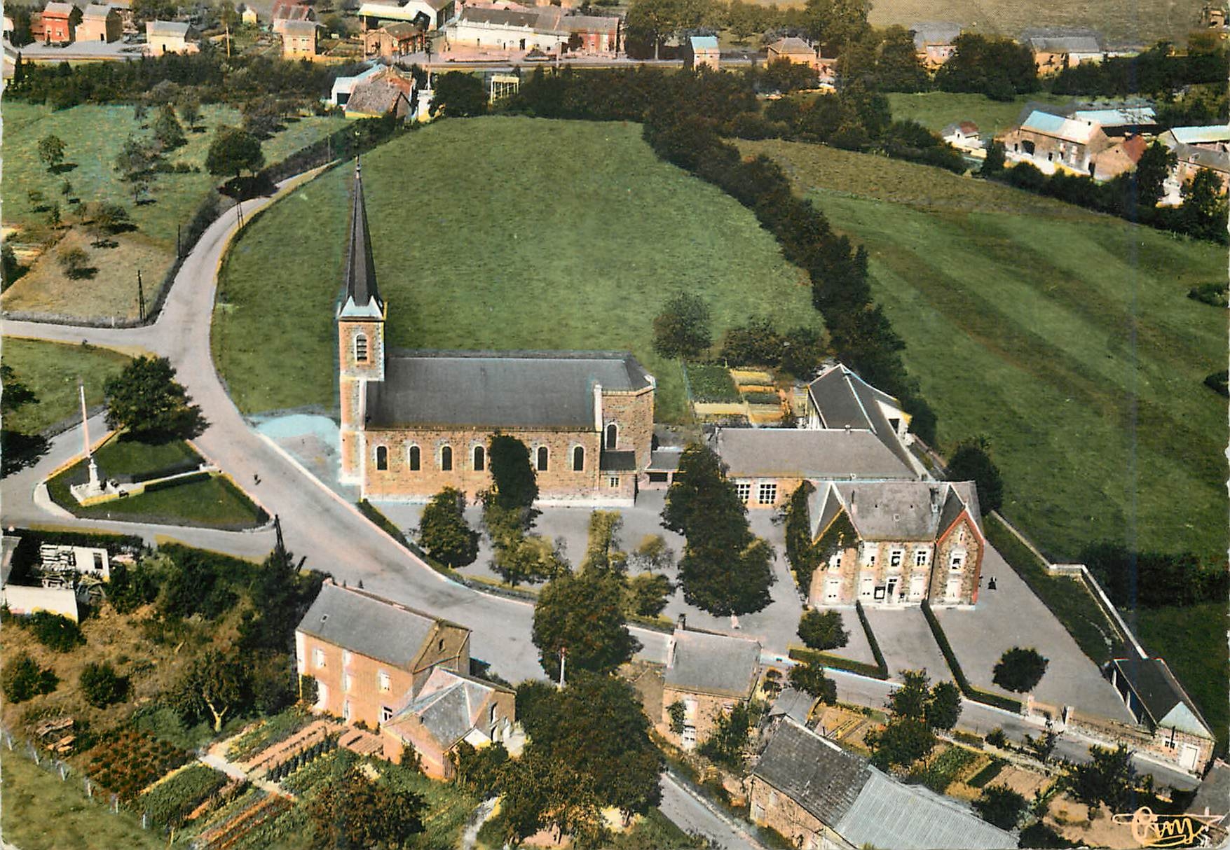CPM Hargmont l'eglise vue aerienne