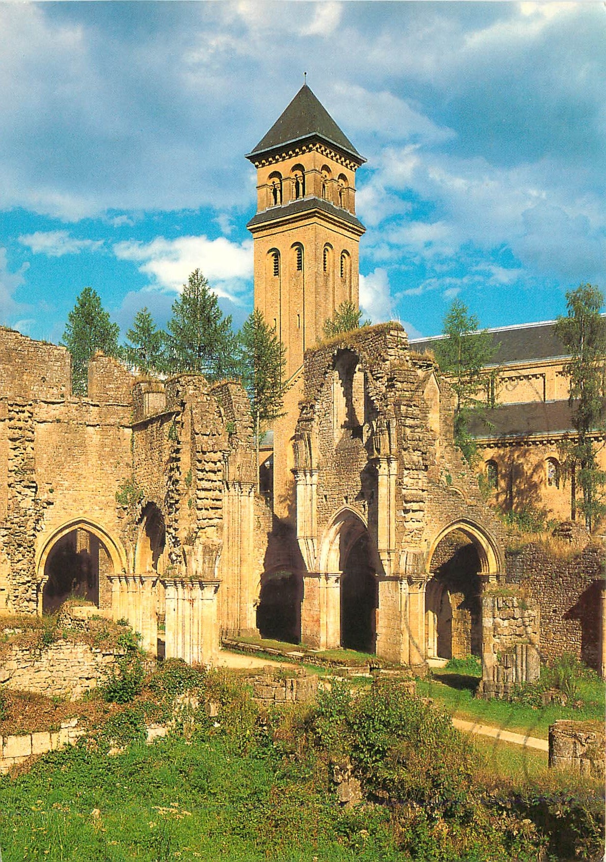 CPM Abbaye N D d'Orval l'eglise du XIIes et la tour de la nouvelle basilique