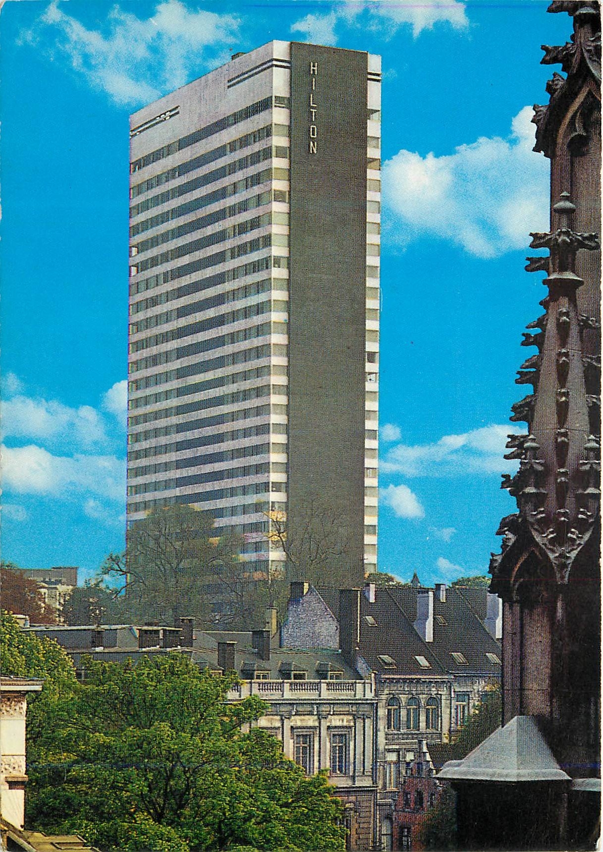Hôtel Hilton Bruxelles — vue avec église gothique — éditeur vita nova