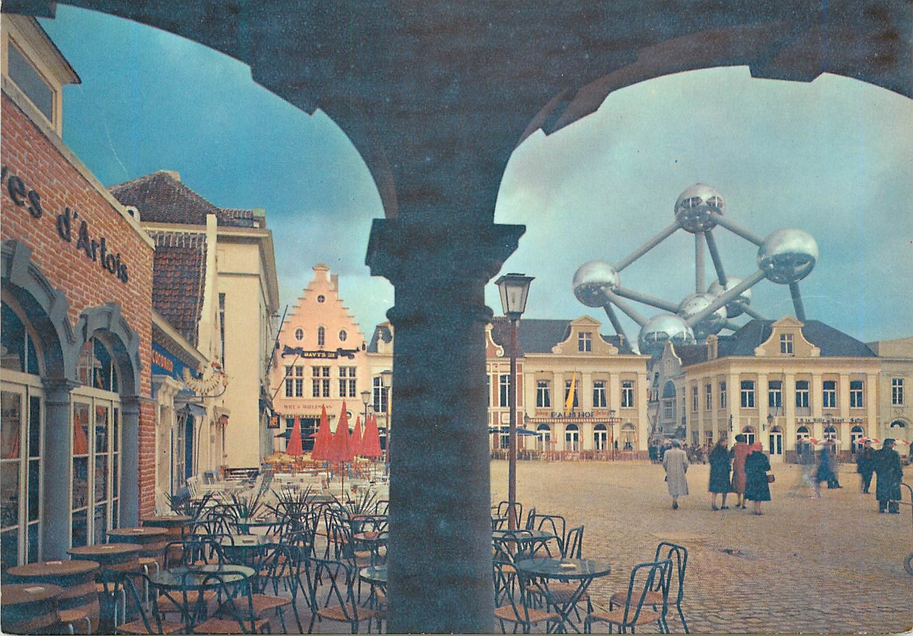 CPM Belgique joyeuse un coin de la grand place Bruxelles  Exposition unverselle de 1958 Atomium