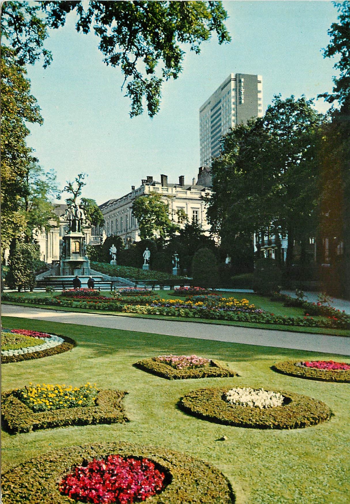 CPM Bruxelles square du petit sablon palais d'egmont