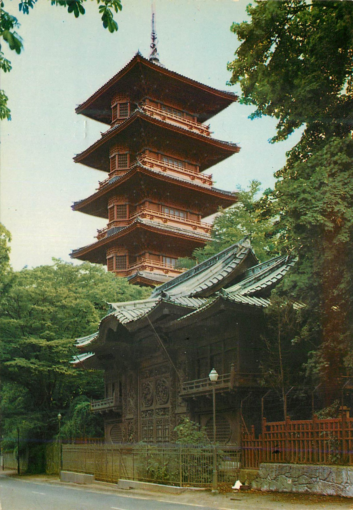 CPM Bruxelles la tour japonaise provenant de l'exposition de paris (1900) fut achetees par le roi leopold II et reedifie