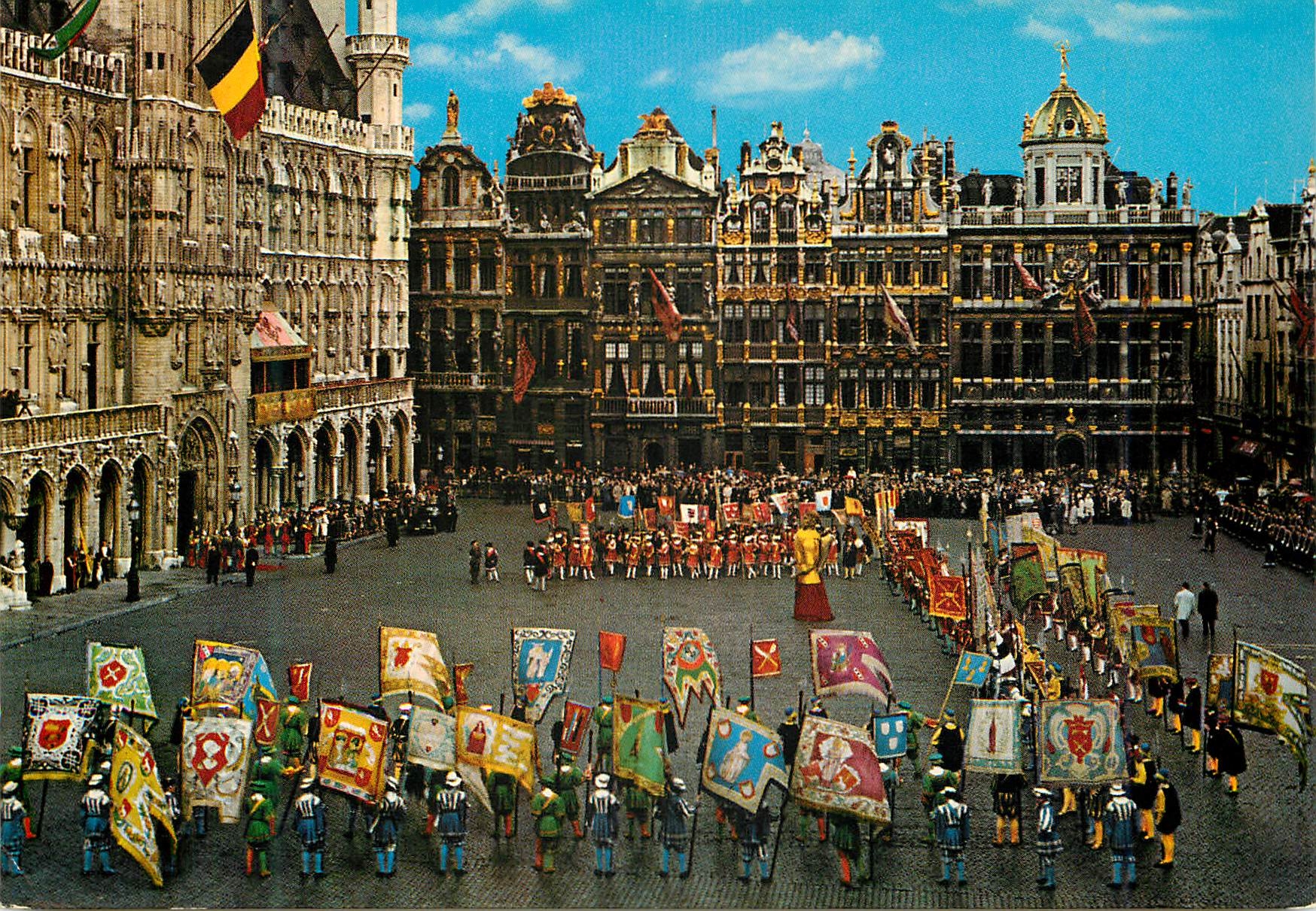 CPM Bruxelles grand place groupe de l'ommagang drapeaux des corporations