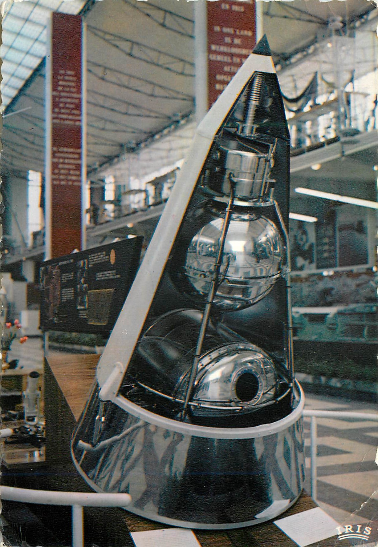 CPM Exposition universelles et internationale de Bruxelles 1958 pavillon de l'URSSS Spoutnik II Espace