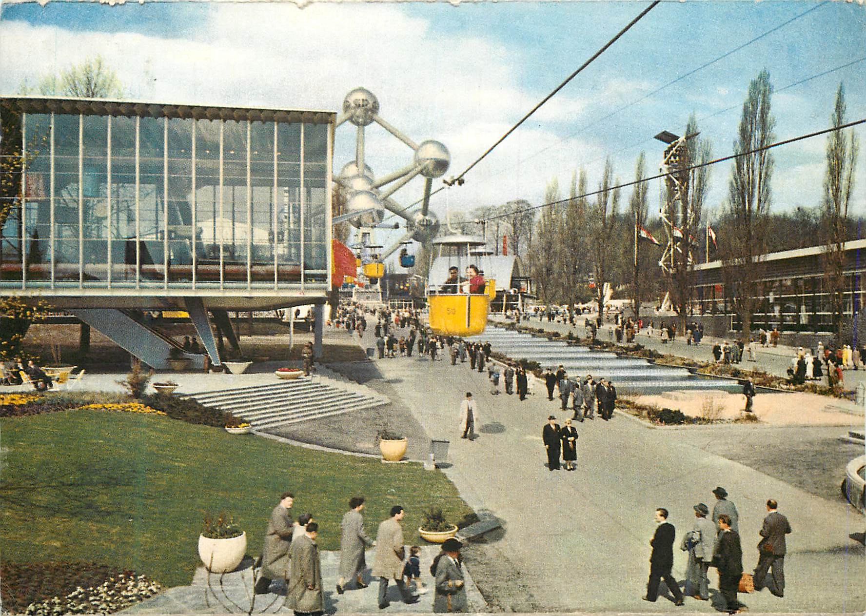 CPM Bruxelles avenue du benelux et le pavillon van Luxembourg Atomium Exposition universelle de Bruxelles 1958