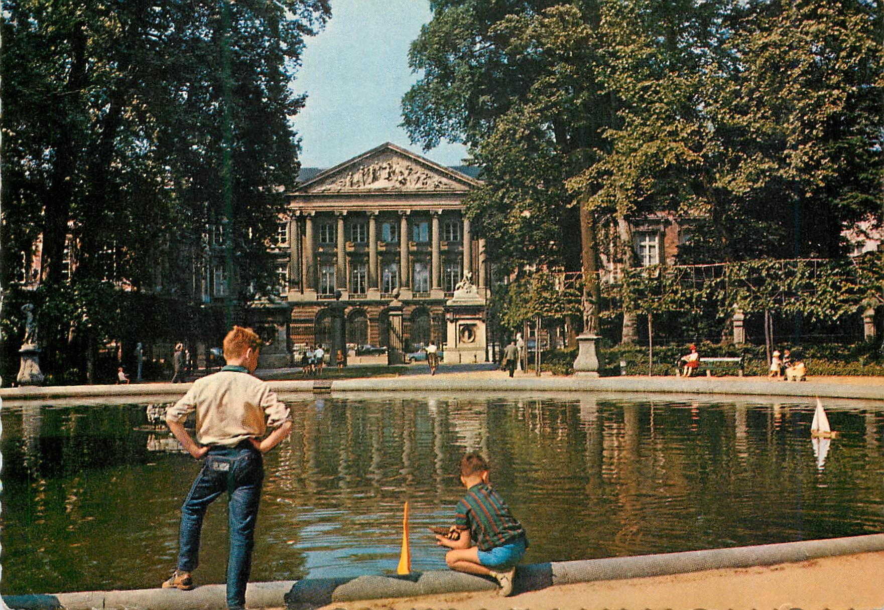 CPM Bruxelles le palais de la nation vu du parc Enfants Bateau