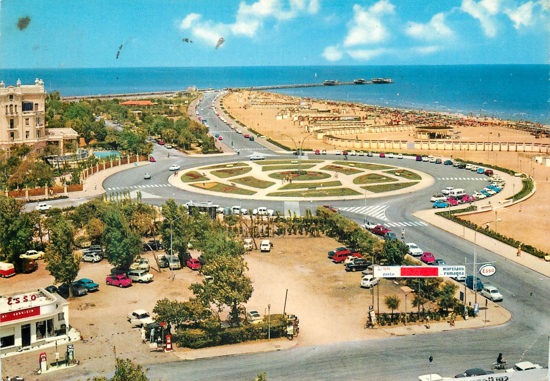 CPM Rimini promenade le long de la mer et plage Esso Exxon