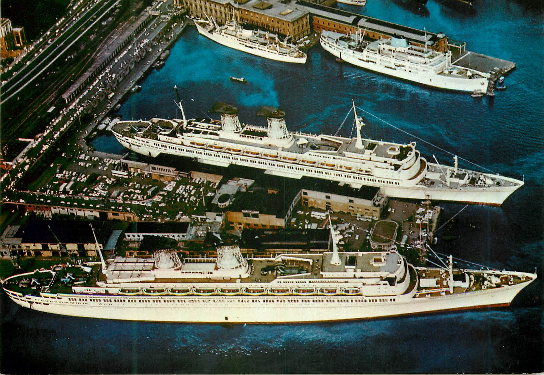 CPM Le tubarnavi michelangelo raffaello di 46 000 tonn della societa Italia nel  porto di Genova Bateaux