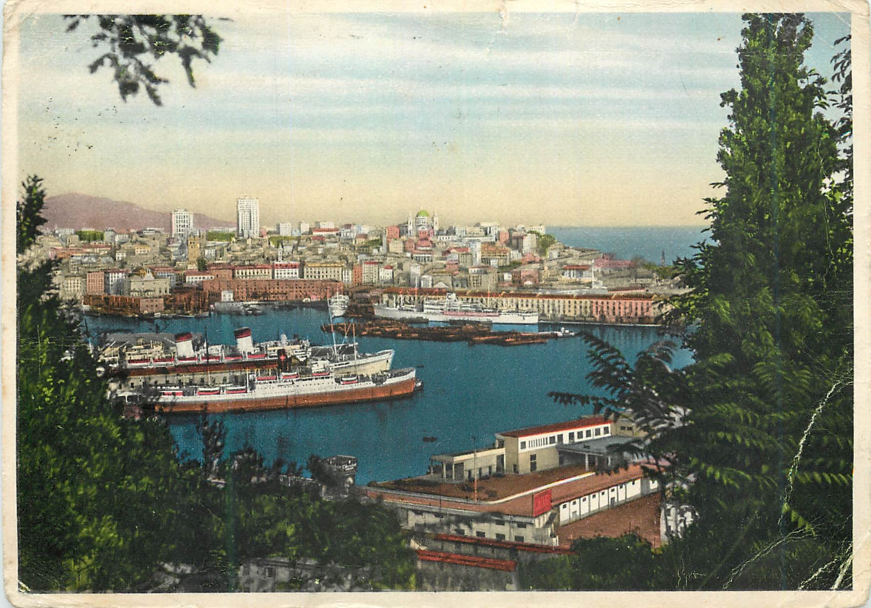CPM Genova le port vue generale Bateaux