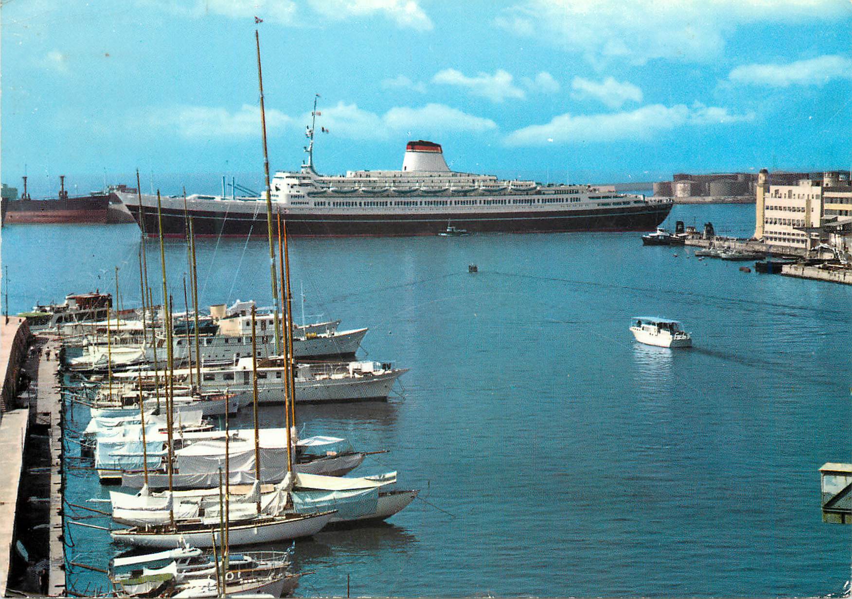 CPM Genova depart de la leonardo da vinci vue par le petit port Bateau Paquebot