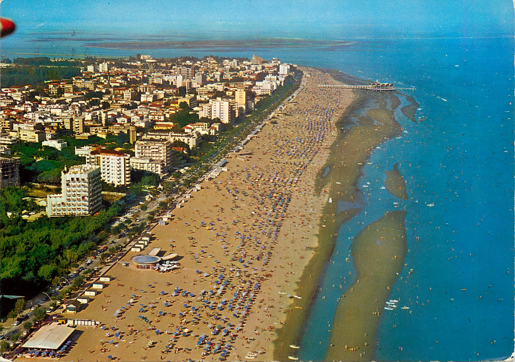 CPM Lignano sabbiodoro aerea con la nuova terraza e la grande spiaggia