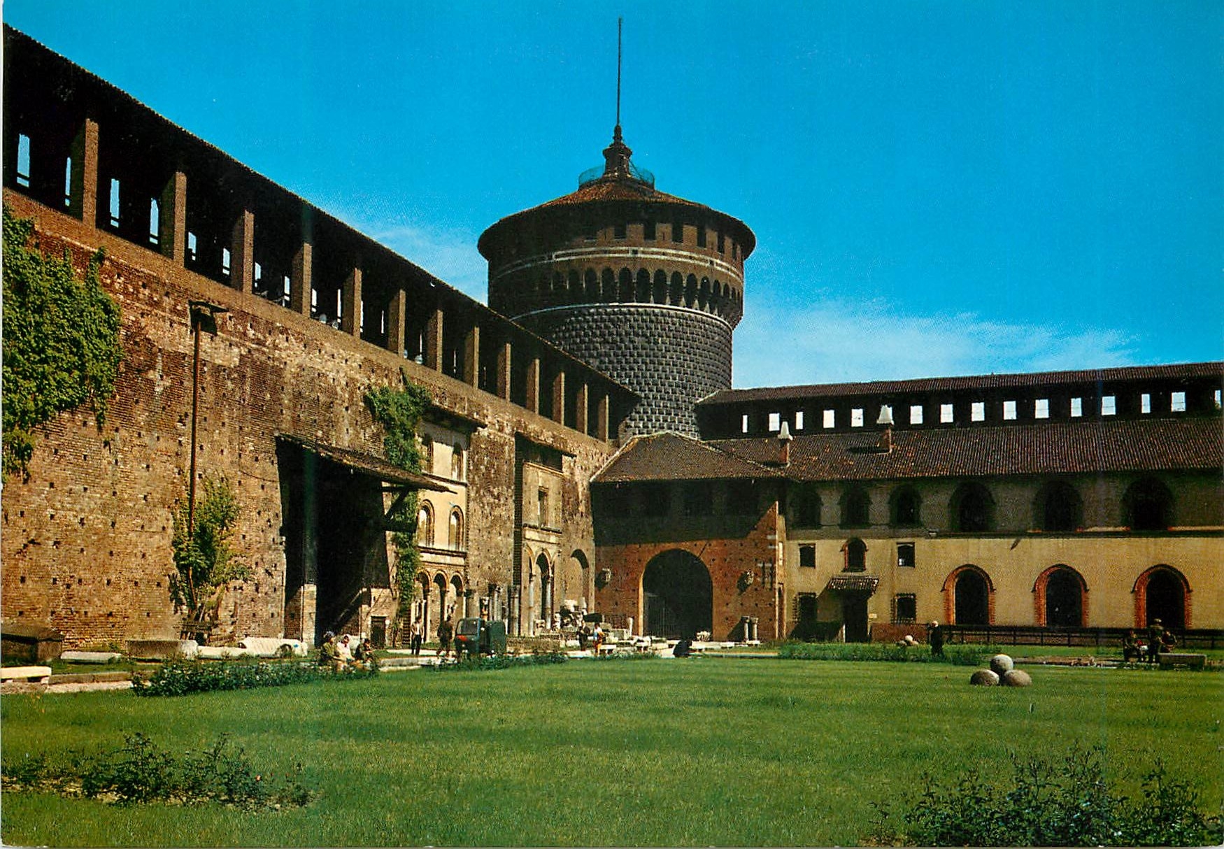 CPM Milano Chateau des Sforza La cour