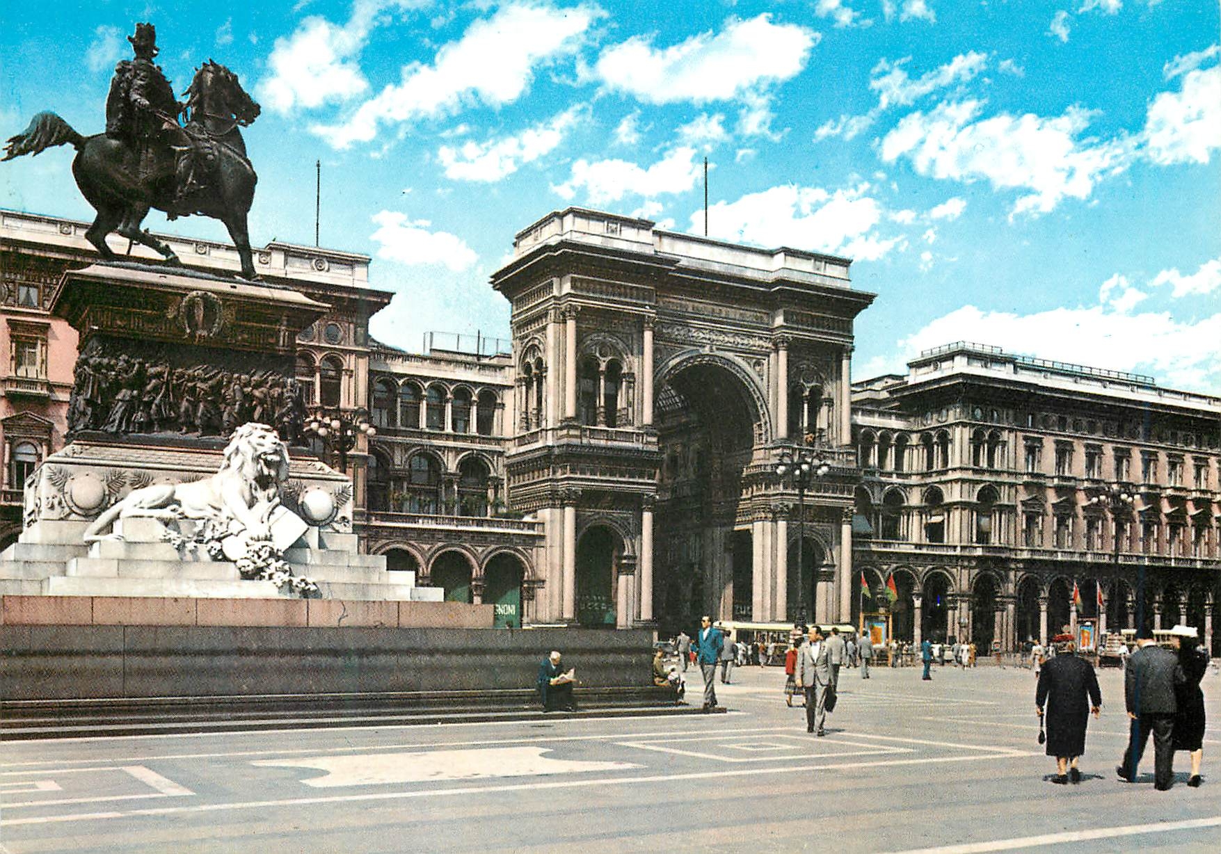 CPM Milano Place du Dome Monument a Vittorio Emmanuel et Galerie