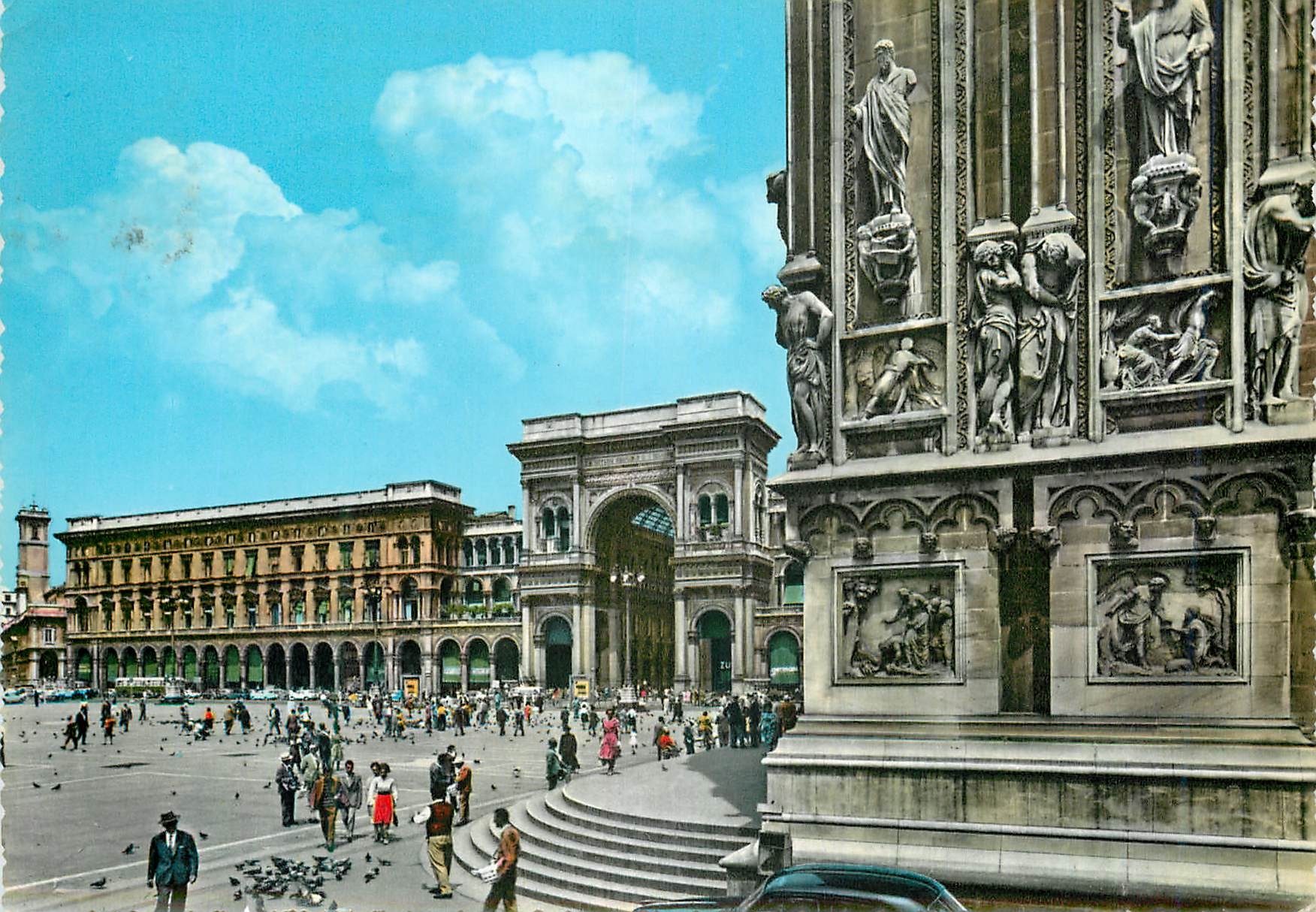 CPM Milano Vue partielle de la Cathedrale et la Galerie