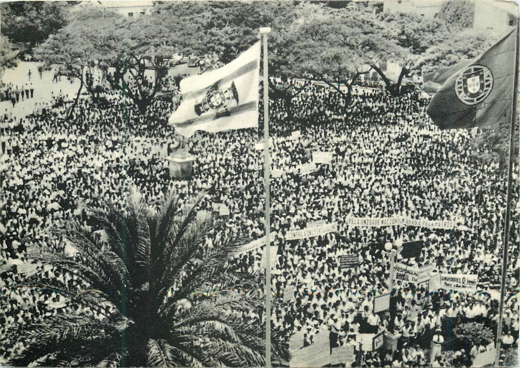 Manifestation portugaise à Luanda — drapeau portugais et slogans