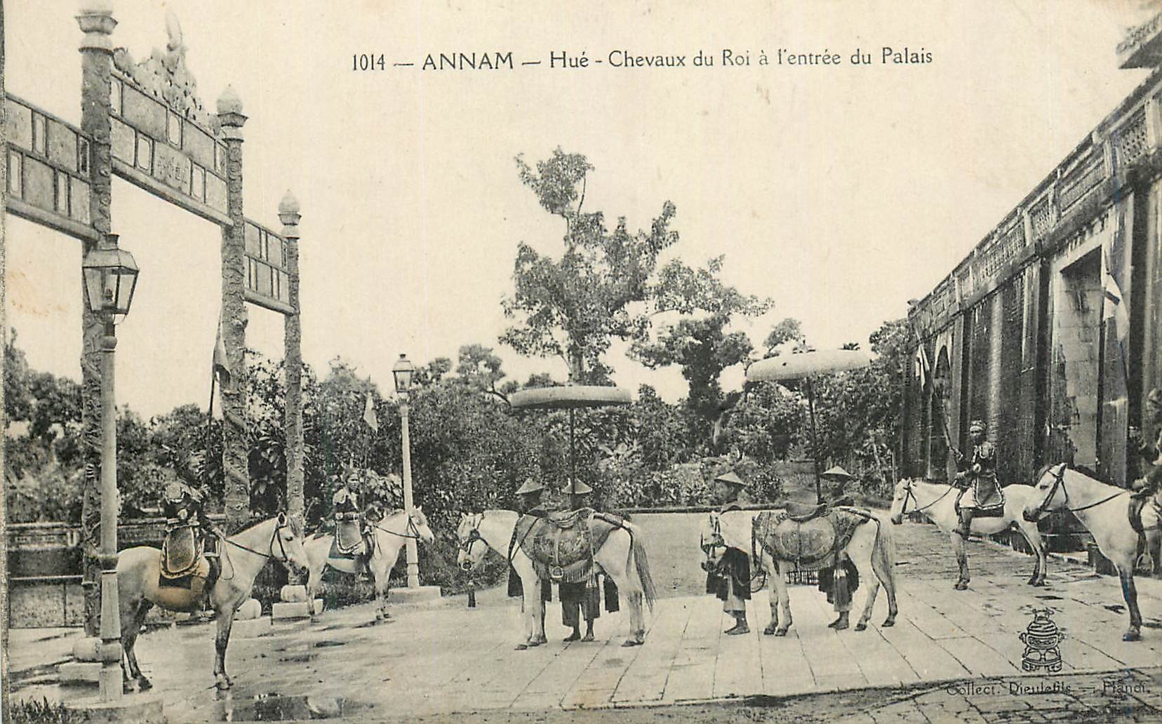 CPA Annam Hue Cheveaux du Roi a l'entree du Palais