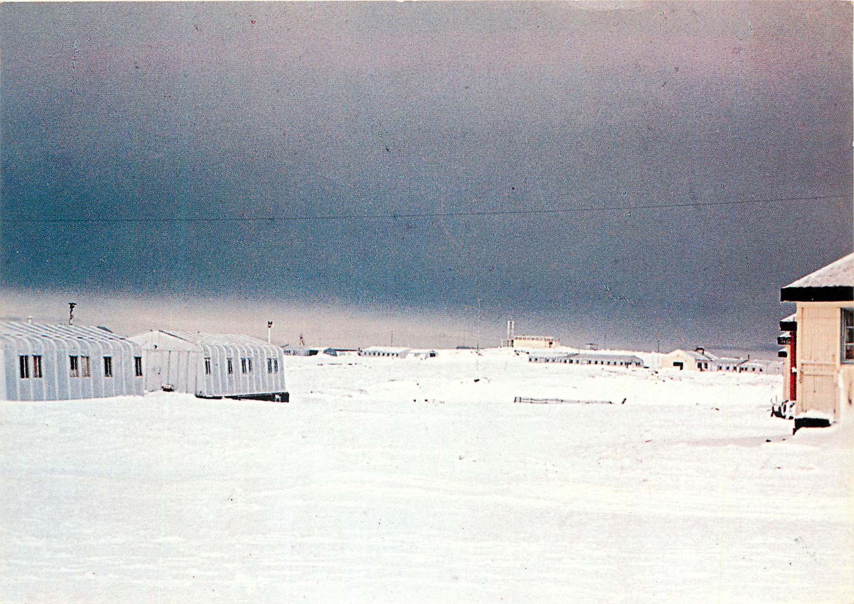 T.A.A.F. Archipel Kerguelen, Port-aux-Français — quartier des laboratoires et chapelle — J.M. Roly