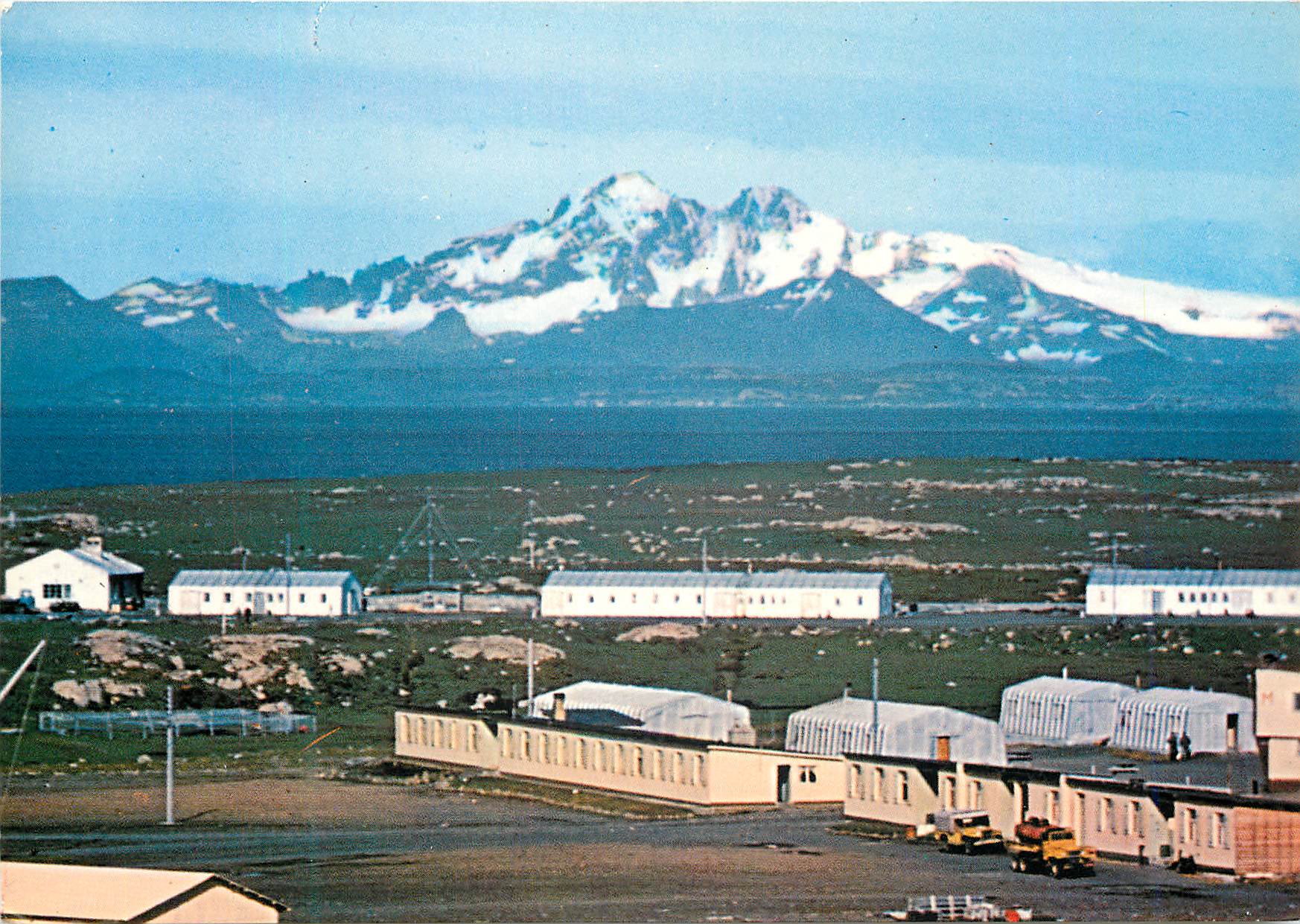 Base de Port-au-Français — Archipel Kerguelen — Mont Ross (1960 m) en arrière-plan
