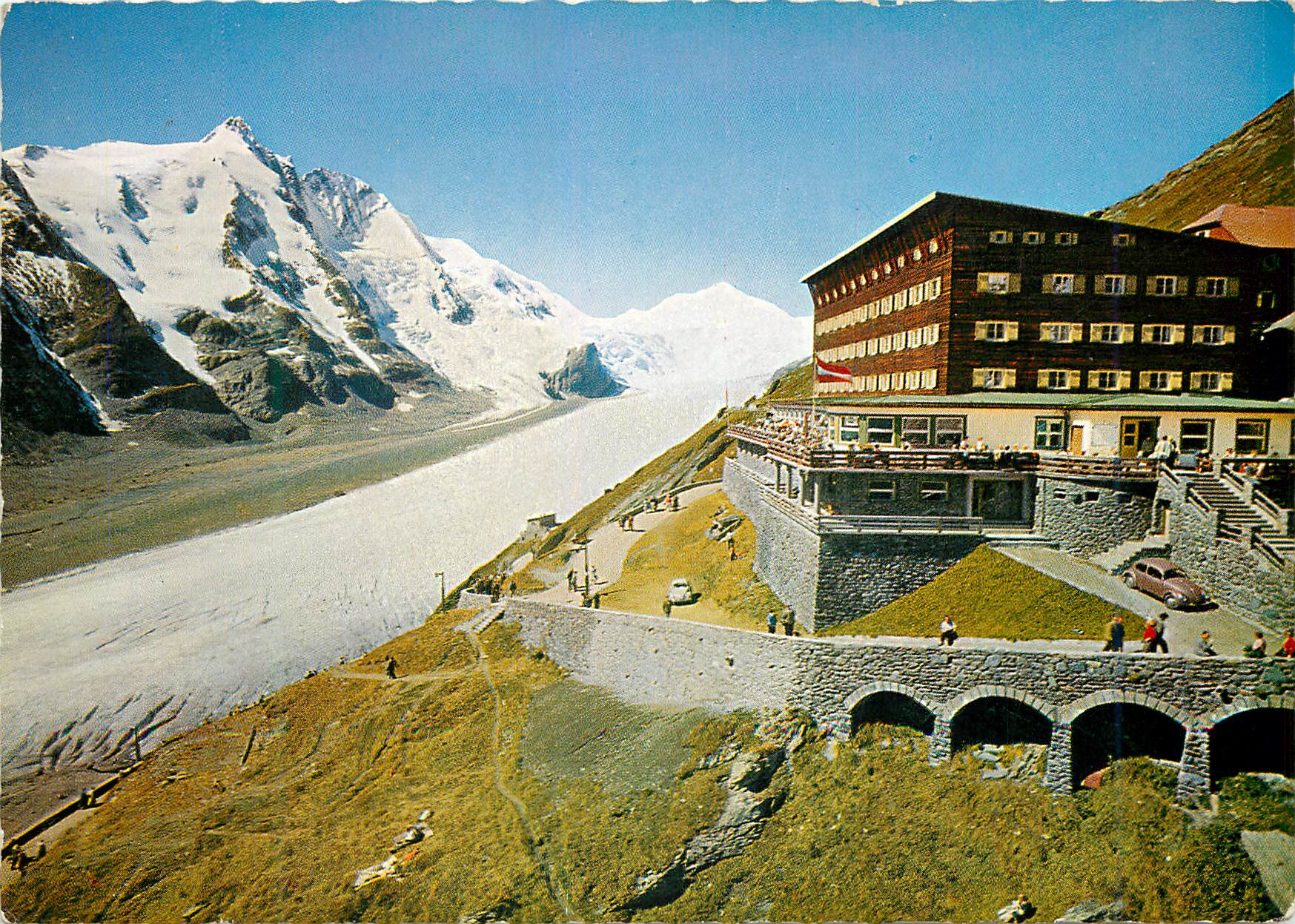 CPM Hotel franz josephs haus 2418 m mit grobglockner 3798 m johannisberg und pasterzengletscher 