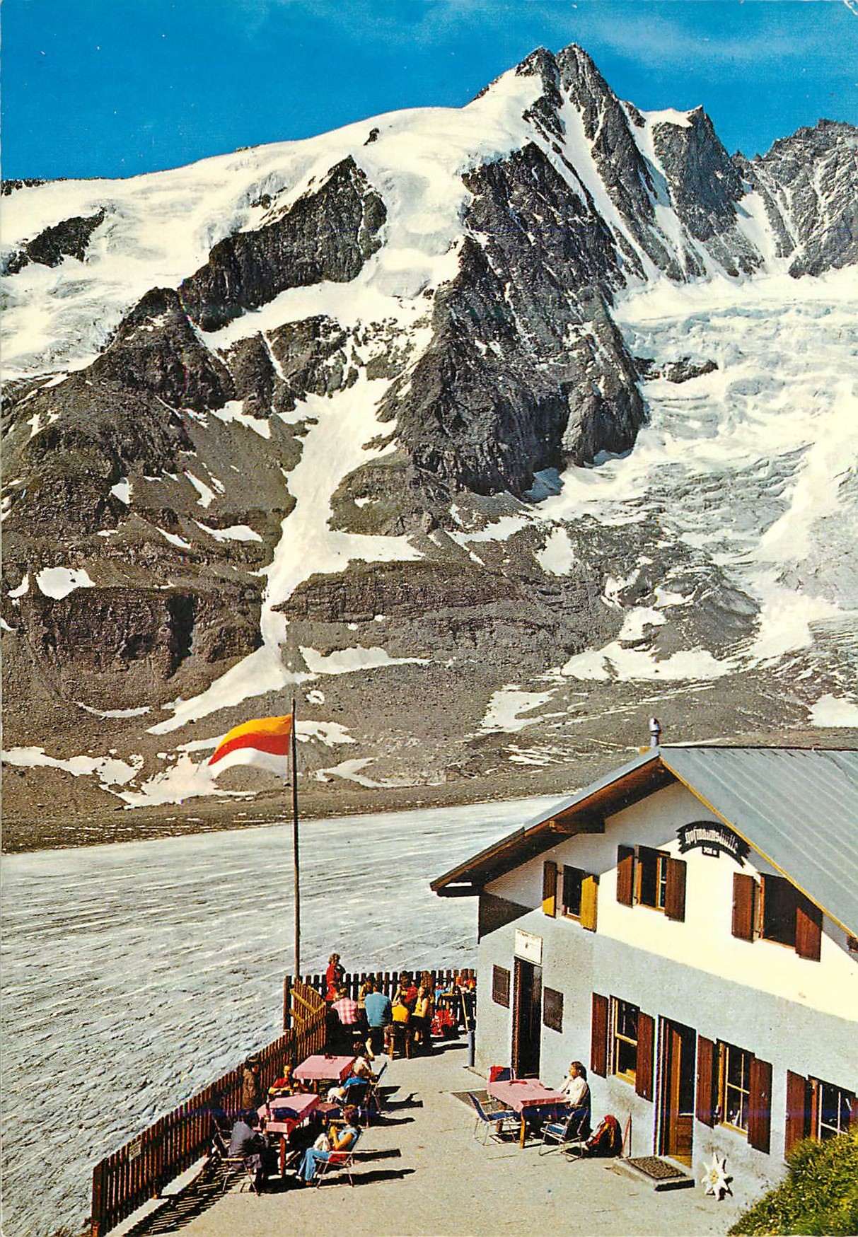 CPM Hofmanns hutte 2442 m der akademischen sektion des oav mit pasterzengletscher und grobglockner 3798 m