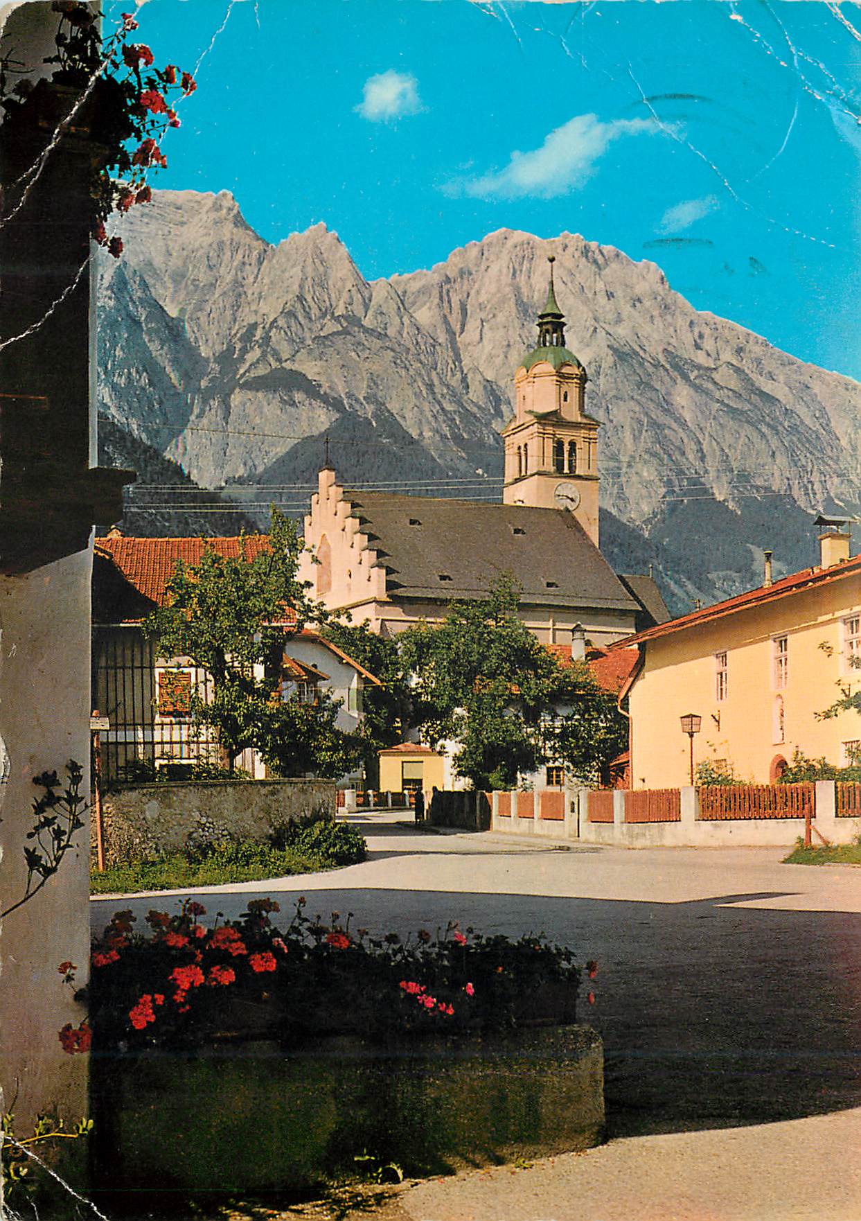 Église de Saint-Étienne — Montagne en arrière-plan — Éditeur non identifiable
