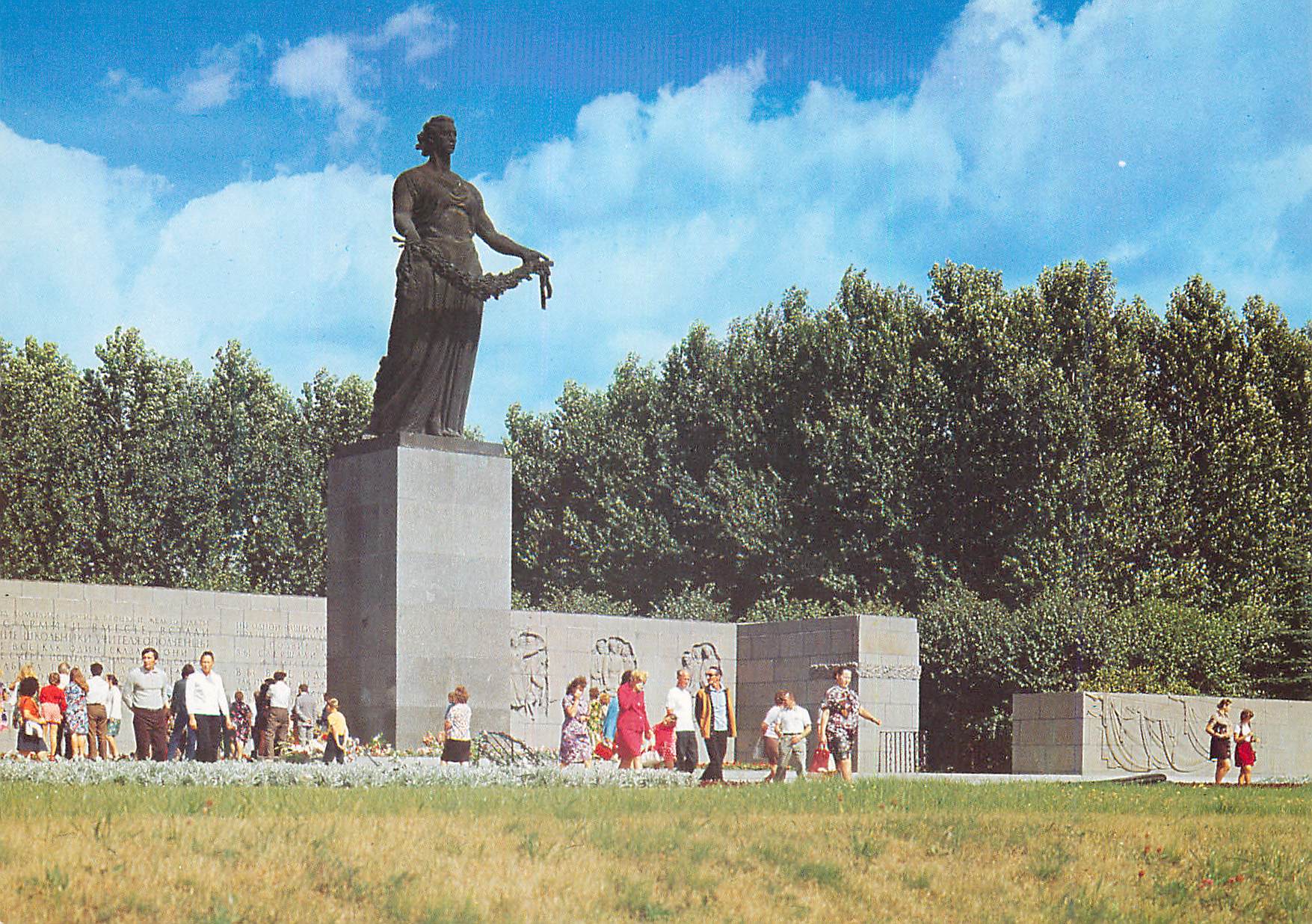 CPM Leningrad Le Memorial au cimetiere Piskarevkoie La Mere Patrie