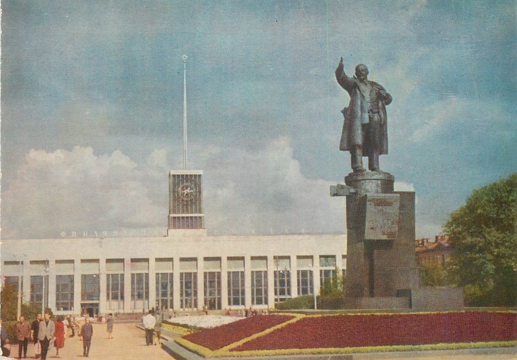 Monument to V. I. Lenin on Lenin Square — Finland Station — Publisher Izogiz, No. 73465