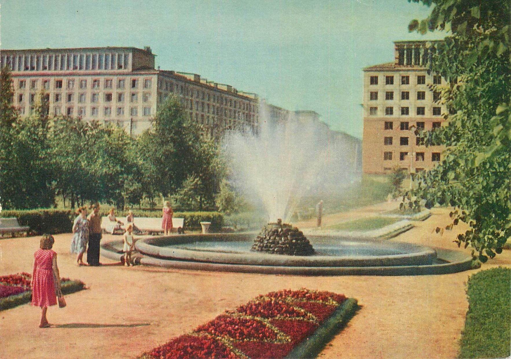 CPM Jardin pres du Soviel du district Nevski Leningrad