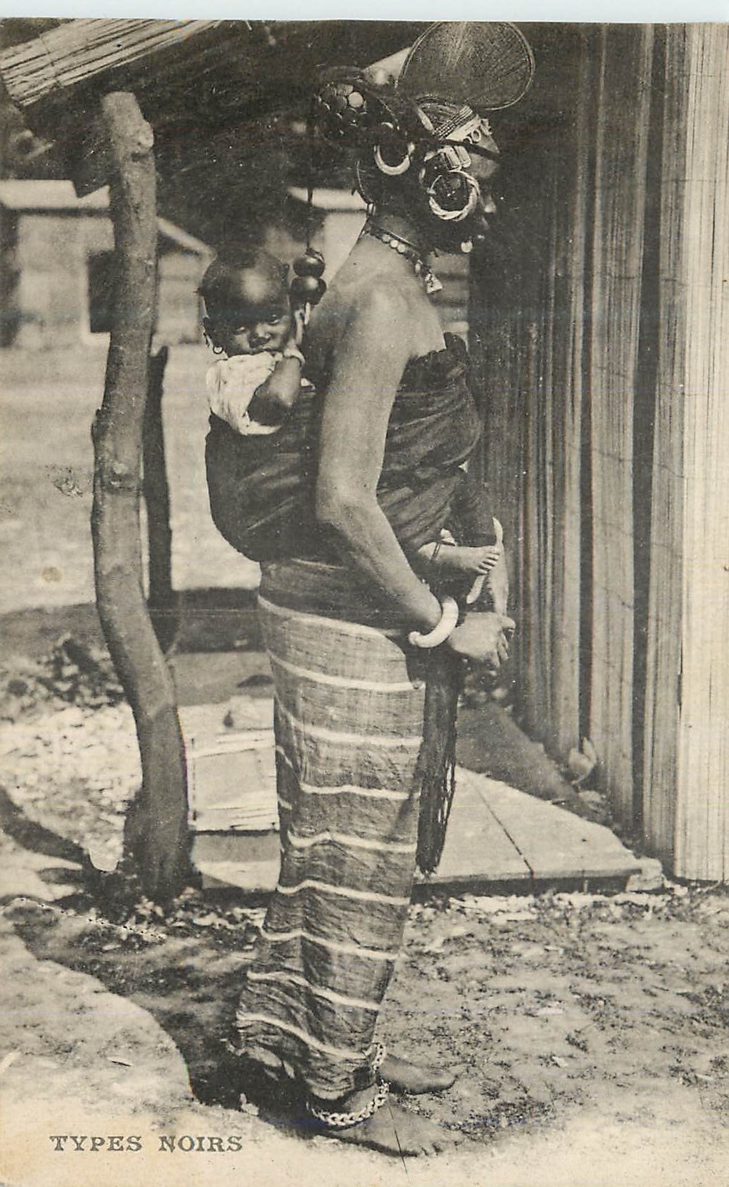 Femme africaine portant un enfant — Types Noirs — éditions Types Noirs