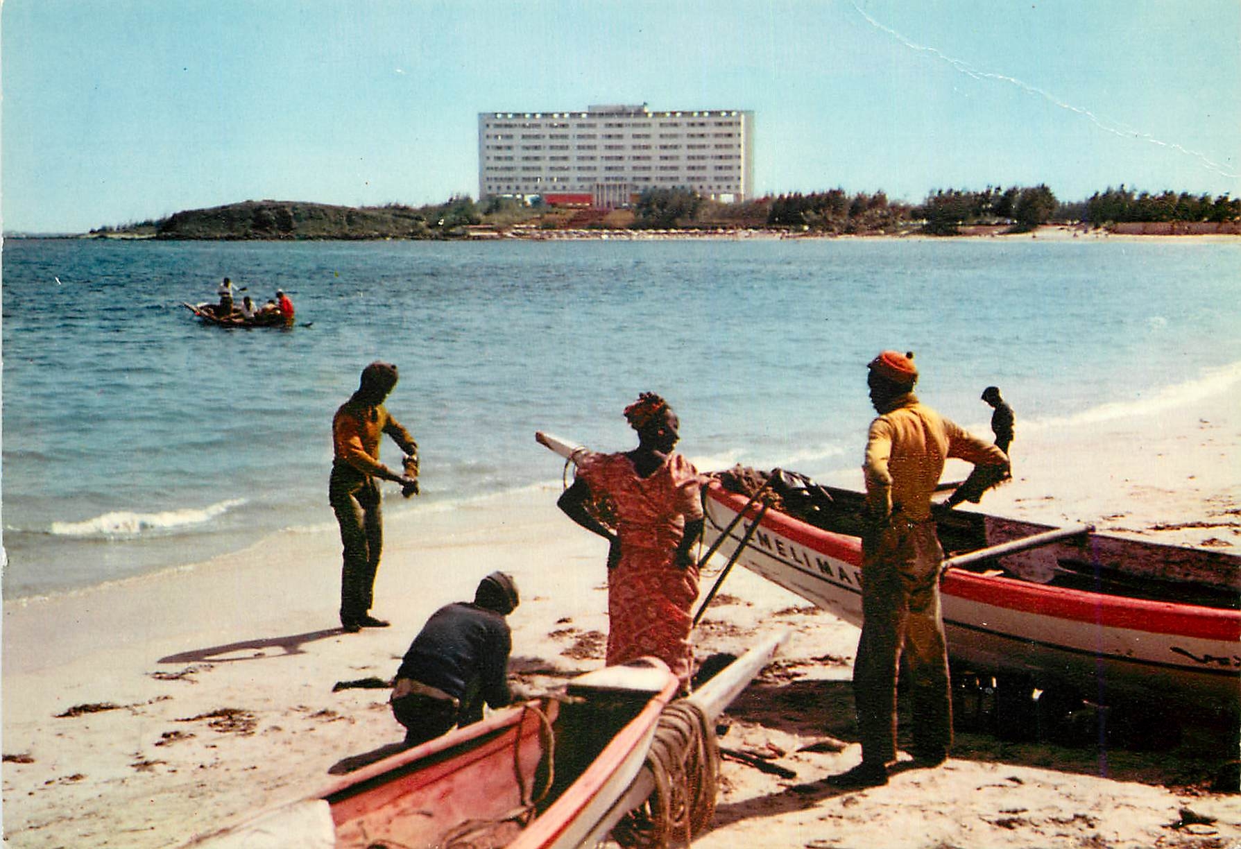 CPM Senegal Barques de pecheurs Au loin l'Hotel des Relais aeriens