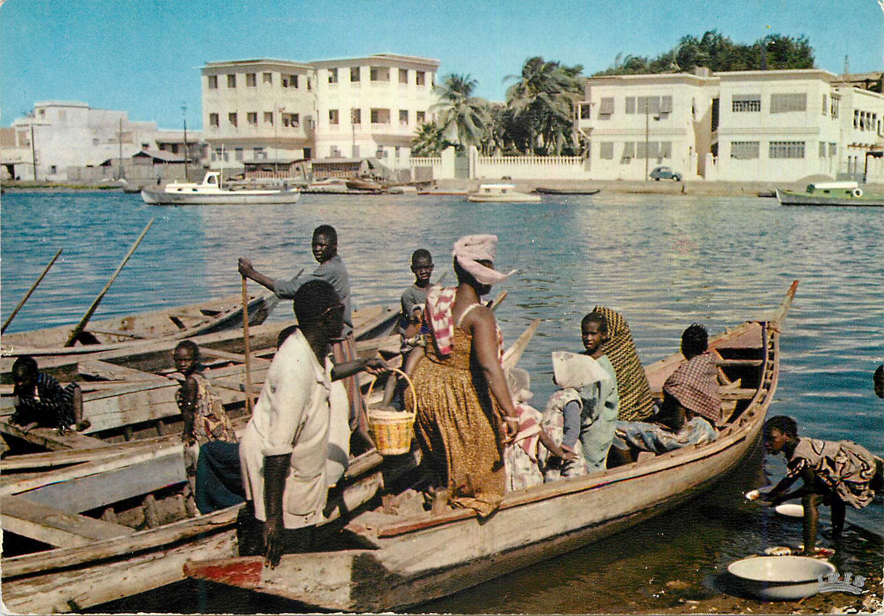 CPM Senegal Pirogues au bord de fleuve