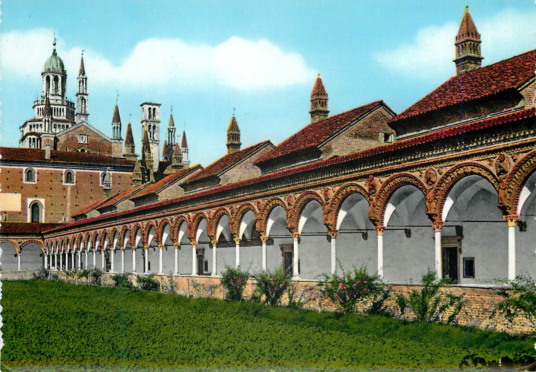 CPM Certosa di Pavia Un coin du grand Cloitre avec l'entree aux cellules