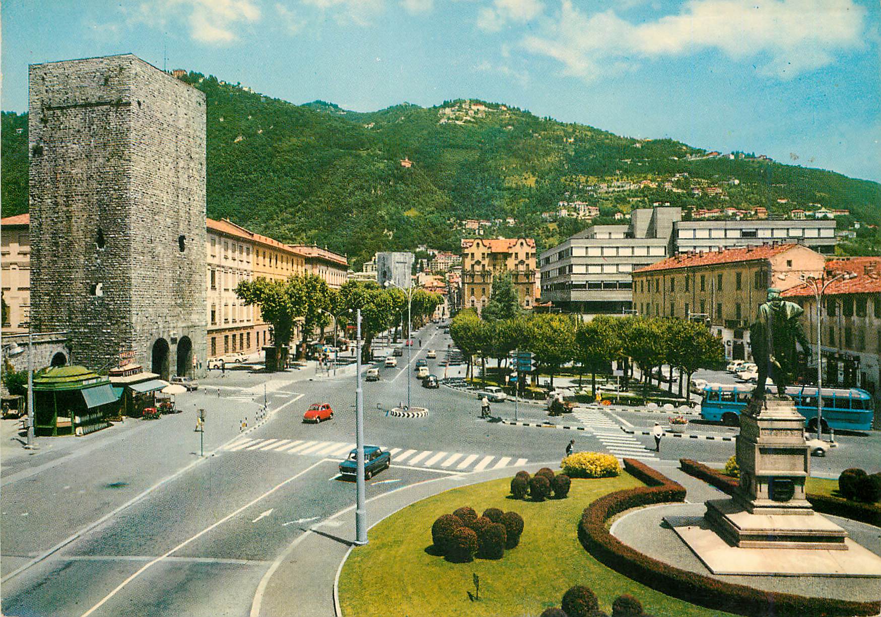 CPM Como place vittoria avec le nouveau palais de justice