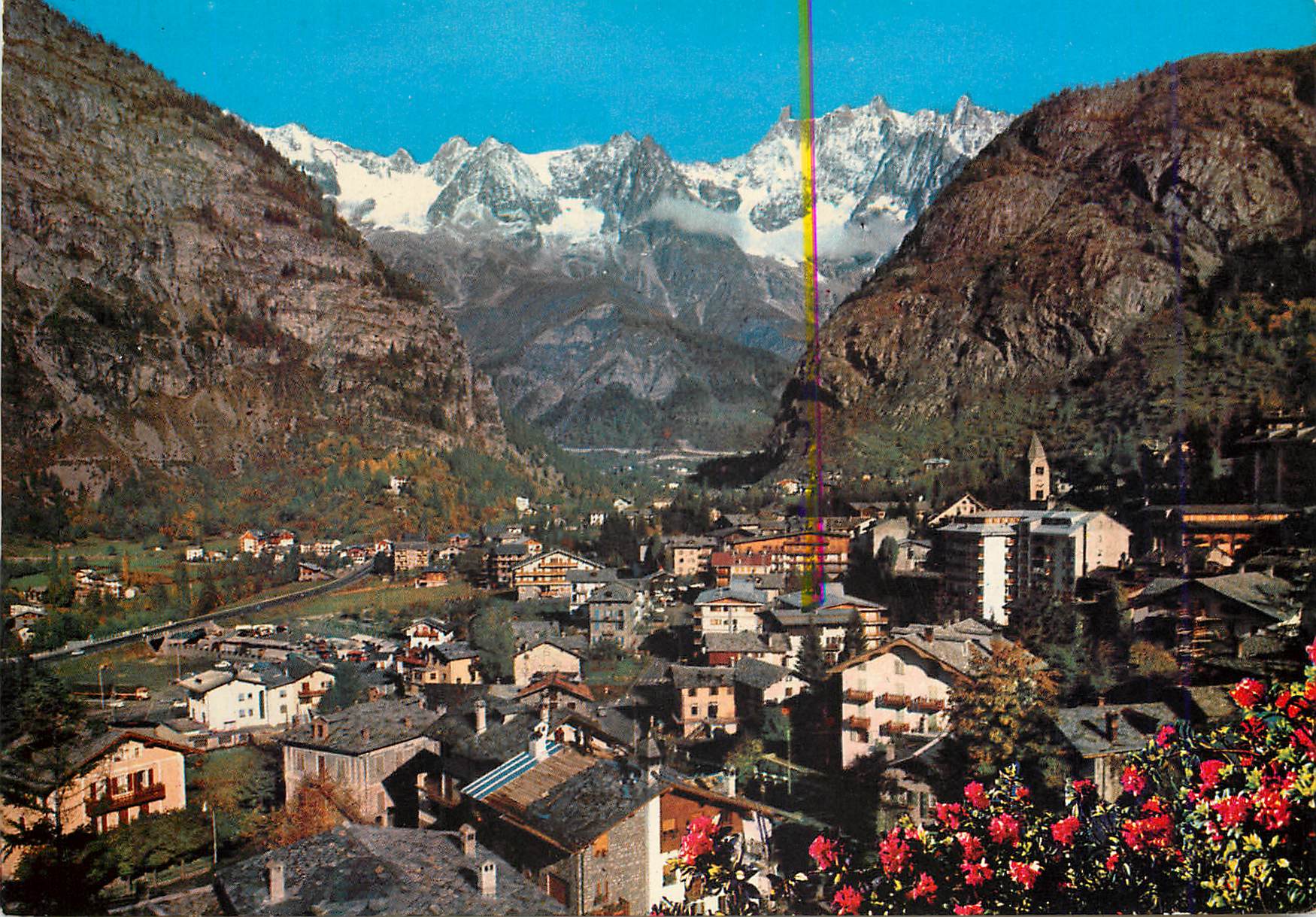 CPM Courmayeur vue generale au fond la chaine du mont blanc